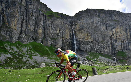 Der Leader Richie Porte vom Team BMC auf dem Weg von Fiesch nach Gommiswald