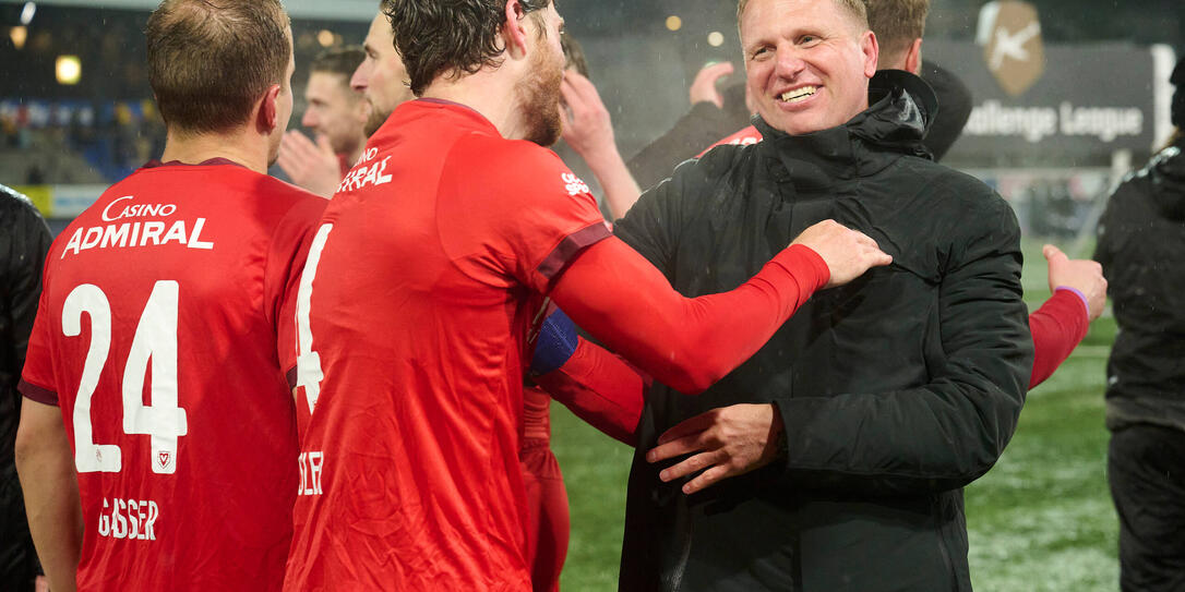 Marc Schneider (r.) freut sich zusammen mit Captain Nicolas Hasler in Wil über den Aufstieg.