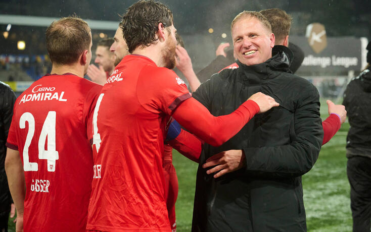 Marc Schneider (r.) freut sich zusammen mit Captain Nicolas Hasler in Wil &uuml;ber den Aufstieg.