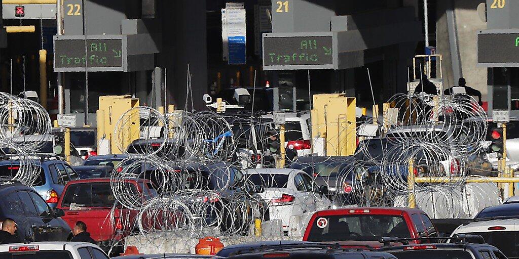 Stacheldraht und Betonklötze: Die USA haben am Montag ihre Sicherheitsmassnahmen an der Grenze zu Mexiko verstärkt.