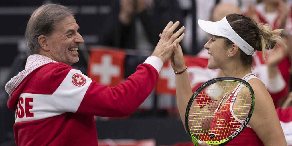 Ein gelungener Auftritt auf der ganzen Linie: Belinda Bencic klatscht mit Captain Heinz Günthardt ab