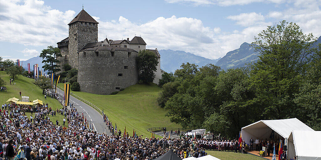 Blick auf Schloss Vaduz am Liechtensteiner Staatsfeiertag, am Donnerstag in Vaduz. Liechtenstein feiert dieses Jahr sein 300-jähriges Bestehen.