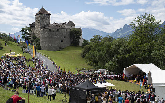 Blick auf Schloss Vaduz am Liechtensteiner Staatsfeiertag, am Donnerstag in Vaduz. Liechtenstein feiert dieses Jahr sein 300-jähriges Bestehen.