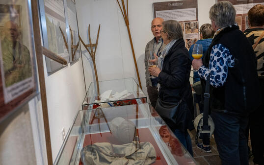 240531 Vernissage "Spuren der Zeit – Magerheuhütten" im Walsermuseum, Triesenberg.