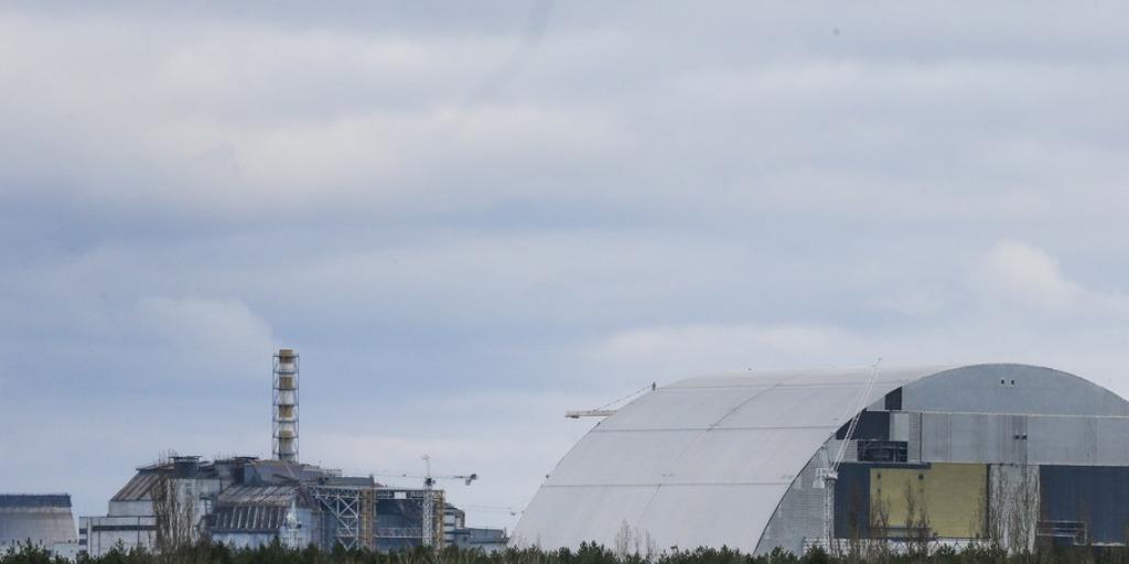 Die gigantische Schutzhülle wird nun über den 330 Meter entfernten Reaktor von Tschernobyl geschoben. (Archiv)