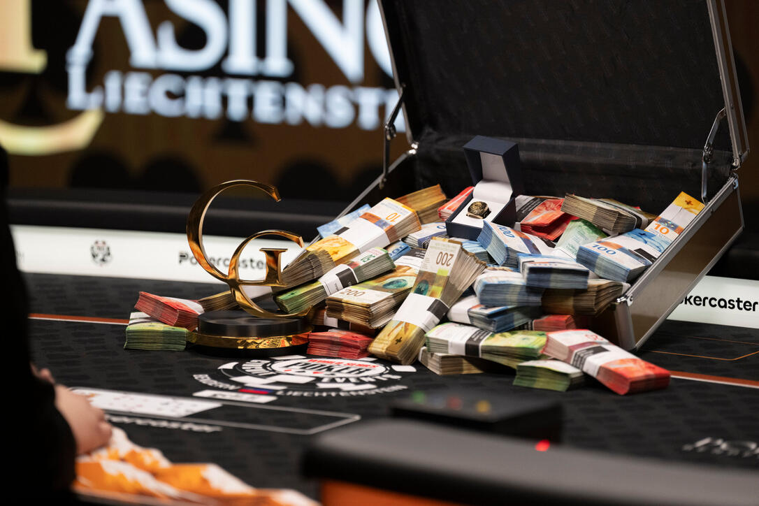 F&uuml;r den Gewinner winkten rund 190 000 Franken Preisgeld, sowie der begehrte WSOPC-Ring.