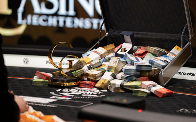 F&uuml;r den Gewinner winkten rund 190 000 Franken Preisgeld, sowie der begehrte WSOPC-Ring.