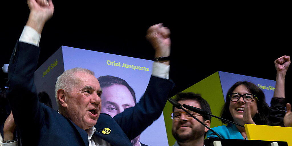 Ernest Maragall von der Republikanischen Linken Kataloniens feiert seinen Sieg bei der Bürgermeisterwahl in Barcelona.