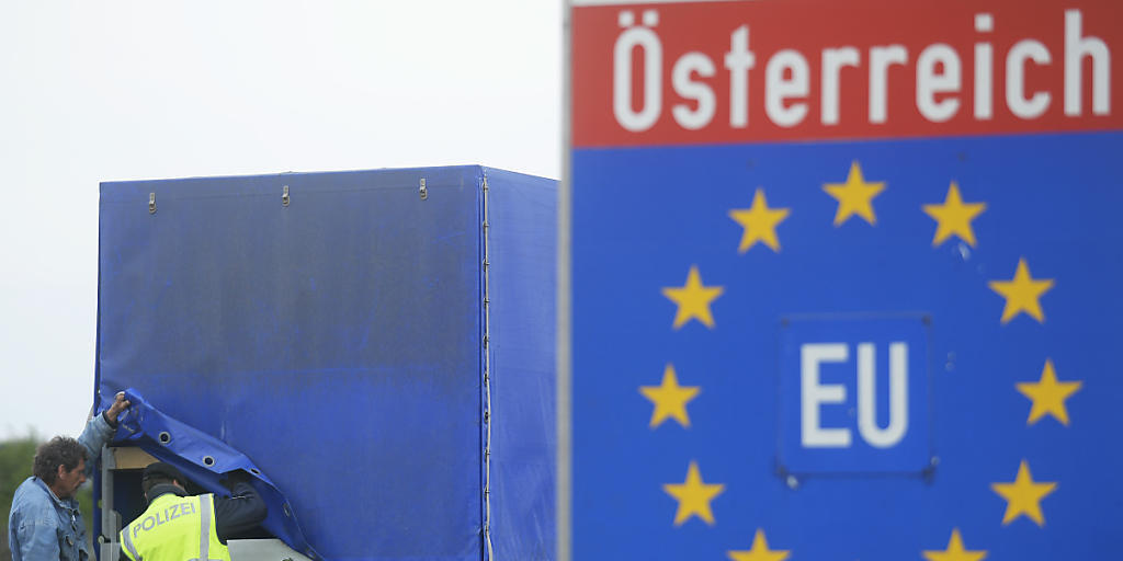 EU-Kommission erlaubt Verlängerung der Grenzkontrollen: Ein österreichischer Polizeibeamte kontrolliert an der Ostautobahn (A4) beim Grenzübergang Nickelsdorf einen Lastwagen (Archiv).