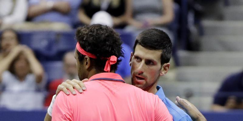 Kein schönes Ende: Novak Djokovic (re.) qualifizierte sich für den US-Open-Halbfinal, nachdem Jo-Wilfried Tsonga wegen einer Knieverletzung aufgeben musste