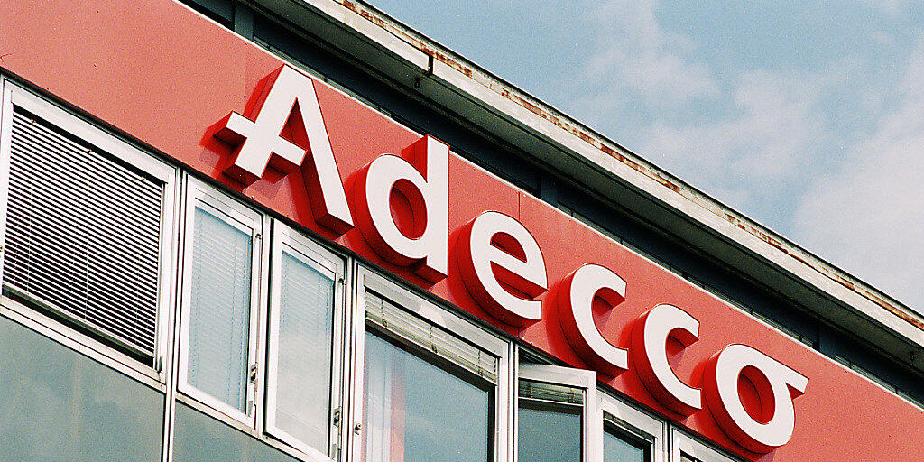 Logo und Gebaeude der Stellenvermittlungsfirma Adecco in Lausanne, aufgenommen am 18. August 1999. (KEYSTONE/Fabrice Coffrini)