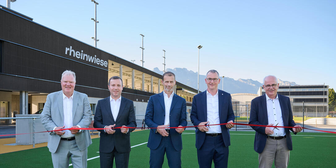 Karl-Erik Nilsson (Uefa), Elkhan Mammadov (Fifa), Uefa-Präsident Aleksander Čeferin, LFV-Präsident Hugo Quaderer und der Schaaner Gemeindevorsteher Daniel Hilti zerschneiden gemeinsam das Einweihungsband.
