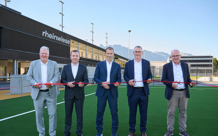 Karl-Erik Nilsson (Uefa), Elkhan Mammadov (Fifa), Uefa-Pr&auml;sident Aleksander Čeferin, LFV-Pr&auml;sident Hugo Quaderer und der Schaaner Gemeindevorsteher Daniel Hilti zerschneiden gemeinsam das Einweihungsband.