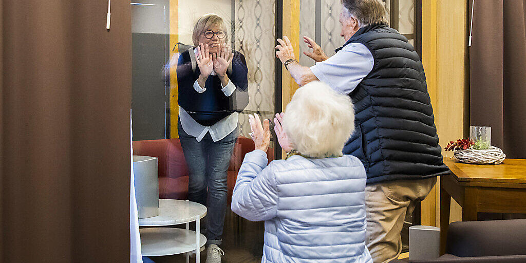 Eine Besucherbox im Thuner Burgerheim: Das Besuchsverbot in Alters -und Pflegeheimen im Kanton Bern wird ab kommender Woche gelockert. Nach wie vor müssen aber Sicherheitsmassnahmen einghalten werden.