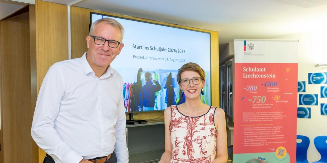 Regierungsrat Daniel Oehry (l.) und interimistische Schulamtsleiterin Eva Meirer (r.) präsentierte neue Angebote und gaben Einblick in die zahlreichen Bauvorhaben der schulischen Einrichtungen im Land.