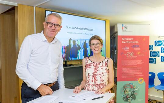Regierungsrat Daniel Oehry (l.) und interimistische Schulamtsleiterin Eva Meirer (r.) pr&auml;sentierte neue Angebote und gaben Einblick in die zahlreichen Bauvorhaben der schulischen Einrichtungen im Land.