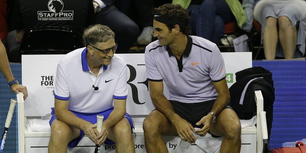 Roger Federer im Gespräch mit Bill Gates, der diesen Frühling nach 2017 erneut am "Match for Africa" teilnimmt