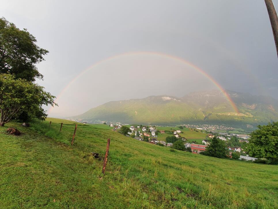 Regenbogen, aufgenommen am Kapf, in Eschen.