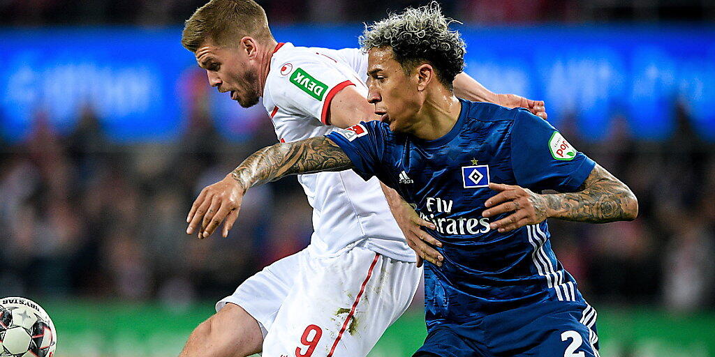 Hamburgs Schweizer Leo Lacroix (rechts) bedrängt den Kölner Simon Terodde (am Ball)