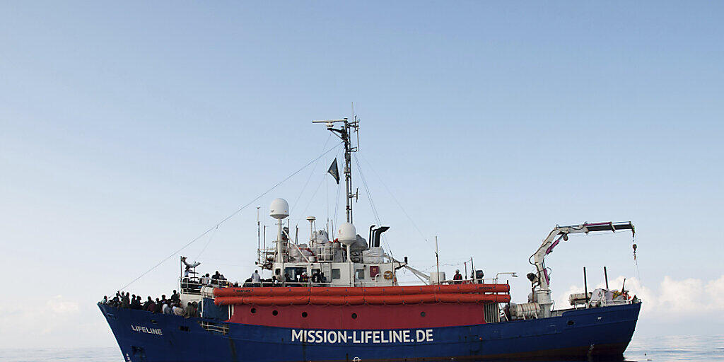 Das Rettungsschiff der Hilfsorganisation Mission Lifeline ist vor Malta blockiert. Am Montag wird aufziehender Sturm erwartet. (Archivbild)