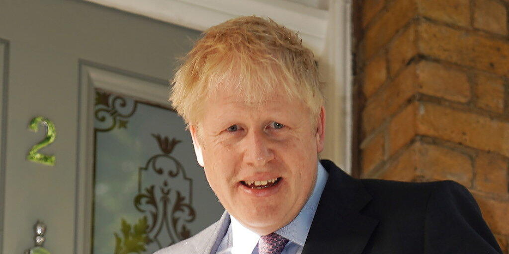 Boris Johnson am Dienstag beim Verlassen seines Hauses in London - er gilt als haushoher Favorit im Rennen um das Amt des konservativen Parteichefs und künftigen Premierministers.