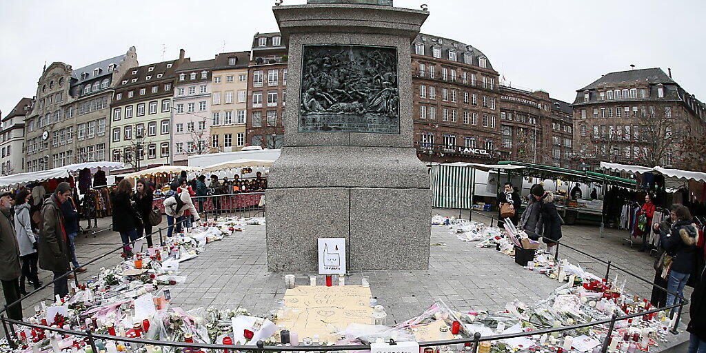 Kerzen, Briefe und Blumen in der Nähe des Strassburger Weihnachtsmarktes erinnern an den Terroranschlag in Strassburg. (Archiv)