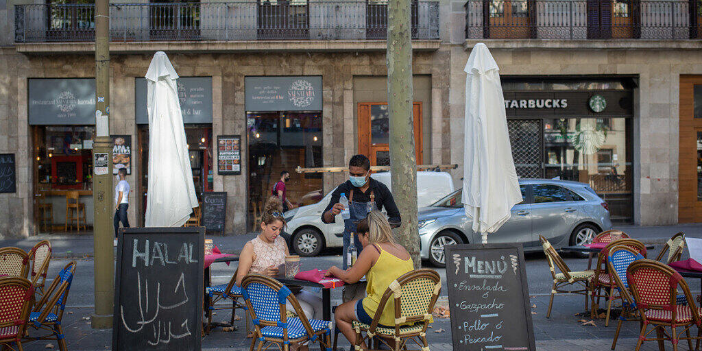 Zur Eindämmung stark steigender Corona-Infektionen hat Katalonien mit der Touristenmetropole Barcelona die Schließung aller Bars und Restaurants angeordnet. Foto: David Zorrakino/EUROPA PRESS/dpa