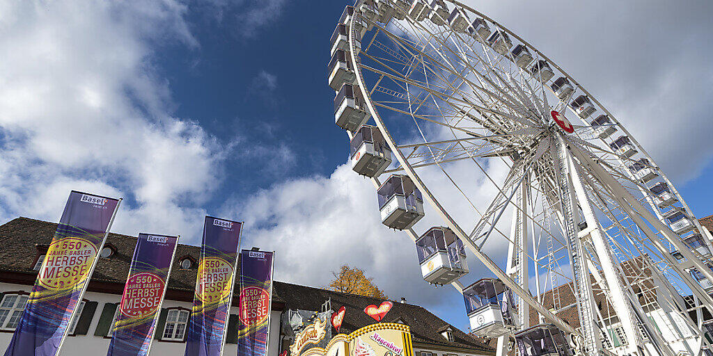 Das grösste Riesenrad der Schweiz dreht bis Anfang Januar 2021 auf dem Basler Münsterplatz seine Runden.