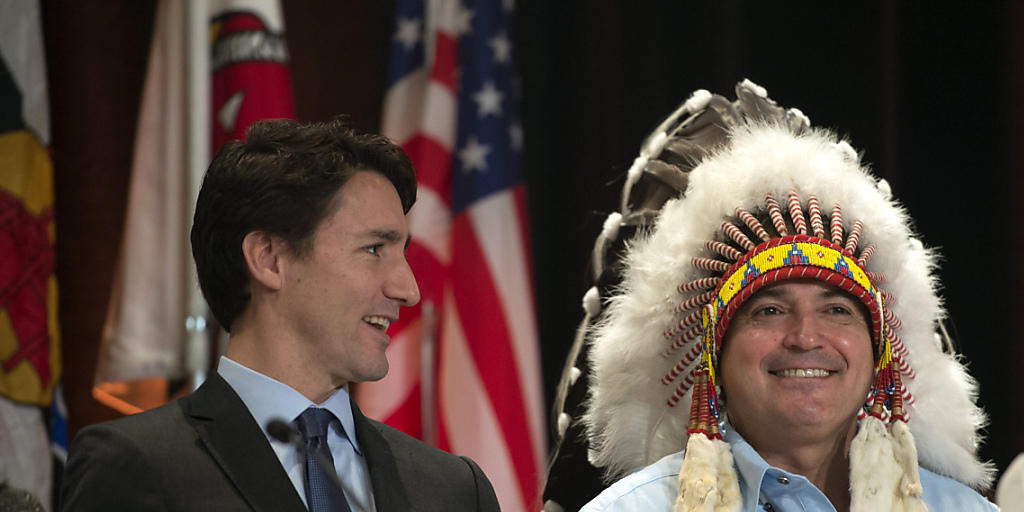 Kanadas Regierungschef Trudeau (links) mit dem nationalen Häuptling Perry Bellegarde vor zehn Tagen bei einer Versammlung von Ureinwohnern. Trudeau fordert die katholische Kirche auf, sich bei den Ureinwohnern für Misshandlungen zu entschuldigen. (Archivbild) Kanadas Regierungschef Trudeau (links) mit dem nationalen Häuptling Perry Bellegarde vor zehn Tagen bei einer Versammlung von Ureinwohnern. Trudeau fordert die katholische Kirche auf, sich bei den Ureinwohnern für Misshandlungen zu entschuldigen. (Archivbild)