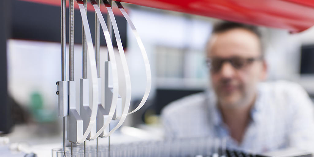 Ein Mitarbeiter der Firma Sias testet einen Pipettierroboter. Die Firma wird vom Laborausrüster Tecan übernommen. Ein Mitarbeiter der Firma Sias testet einen Pipettierroboter. Die Firma wird vom Laborausrüster Tecan übernommen.