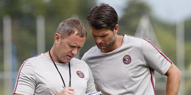 Mario Cantaluppi (rechts), hier noch bei Servette, wird beim FC Wil per sofort nicht mehr im Trainerstaff des Engländers Kevin Cooper (links) mitwirken