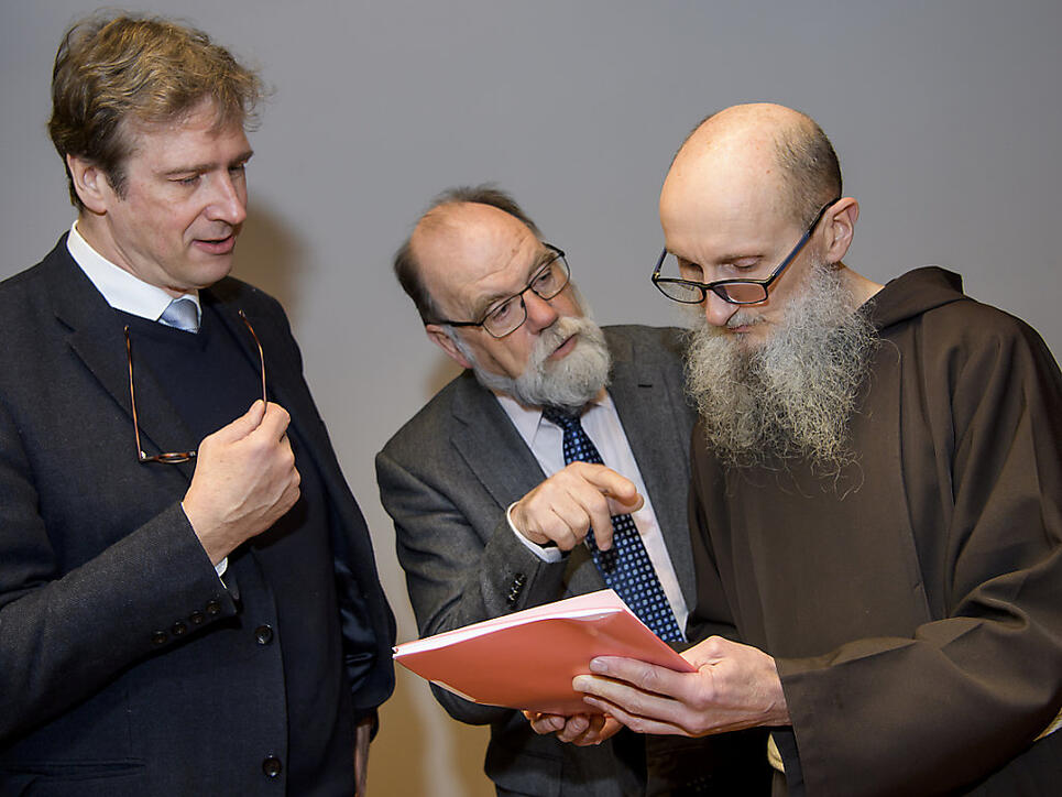 Zwei Mitglieder der Untersuchungskommission (links) sprechen mit dem Kapuziner-Provinzial Agostino del-Pietro (rechts).