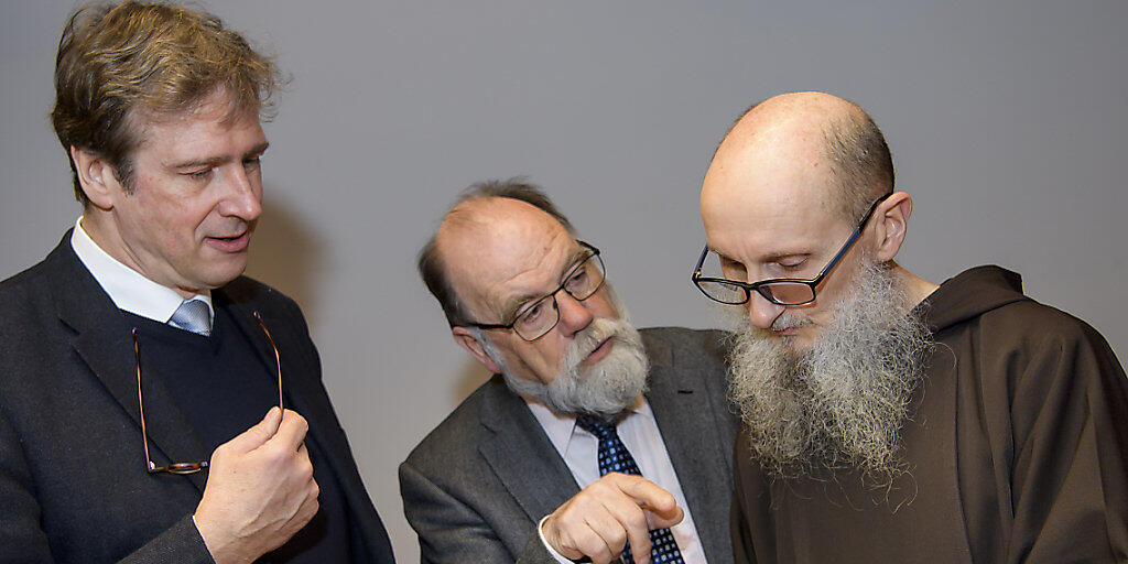 Zwei Mitglieder der Untersuchungskommission (links) sprechen mit dem Kapuziner-Provinzial Agostino del-Pietro (rechts).