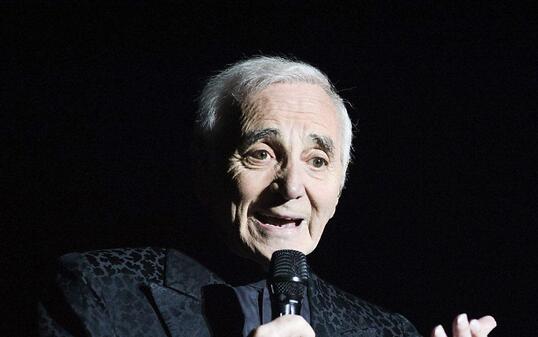 Hollywood ehrt die französische Showlegende Charles Aznavour mit einem Stern.