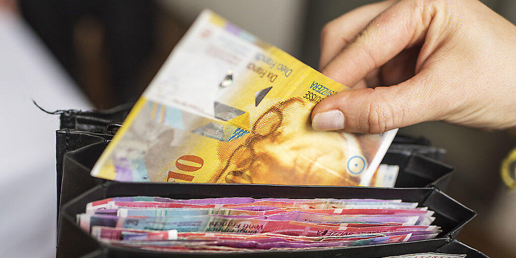 Etwas mehr Geld im Portemonnaie, mit dem man sich aber nicht mehr kaufen kann: die Gewerkschaften bezeichnen die Resultate der Lohnverhandlungen 2019 als ungenügend. Etwas mehr Geld im Portemonnaie, mit dem man sich aber nicht mehr kaufen kann: die Gewerkschaften bezeichnen die Resultate der Lohnverhandlungen 2019 als ungenügend.