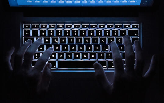Illustration - Cyberkriminalit&auml;t Darknet, Cyberkriminalit&auml;t, Tastatur, Notebook, Hacker Kriminalit&auml;t, Stahl, Industrie, Internet, Sicherheit, lnw, Kriminalit&auml;t, Deutschland, Hessen, Unternehmen