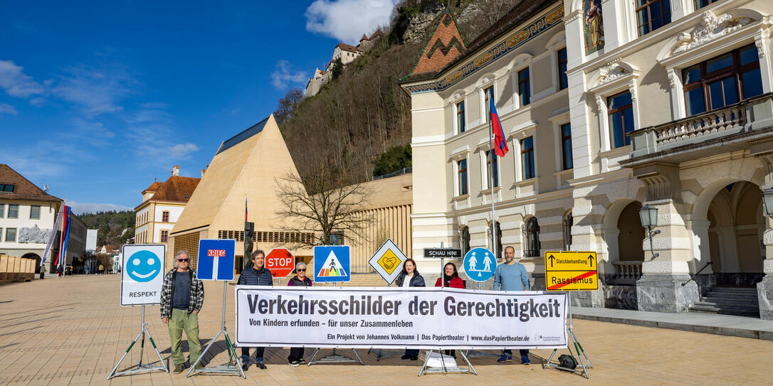 Verkehrsschilder der Gerechtigkeit in Vaduz