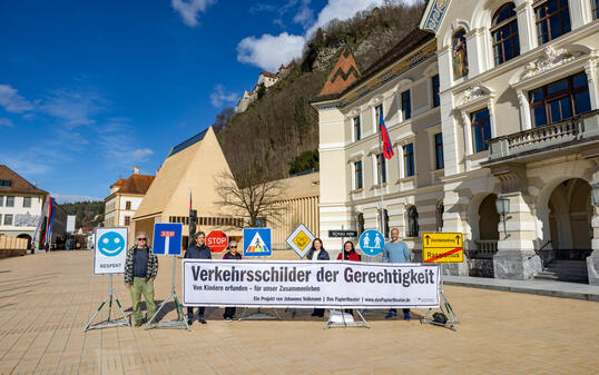 Verkehrsschilder der Gerechtigkeit in Vaduz