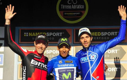 Sieger Nairo Quintana strahlt vom Podest mit dem zweitplatzierten Dennis (links) und dem drittplatzierten Pinot (rechts)