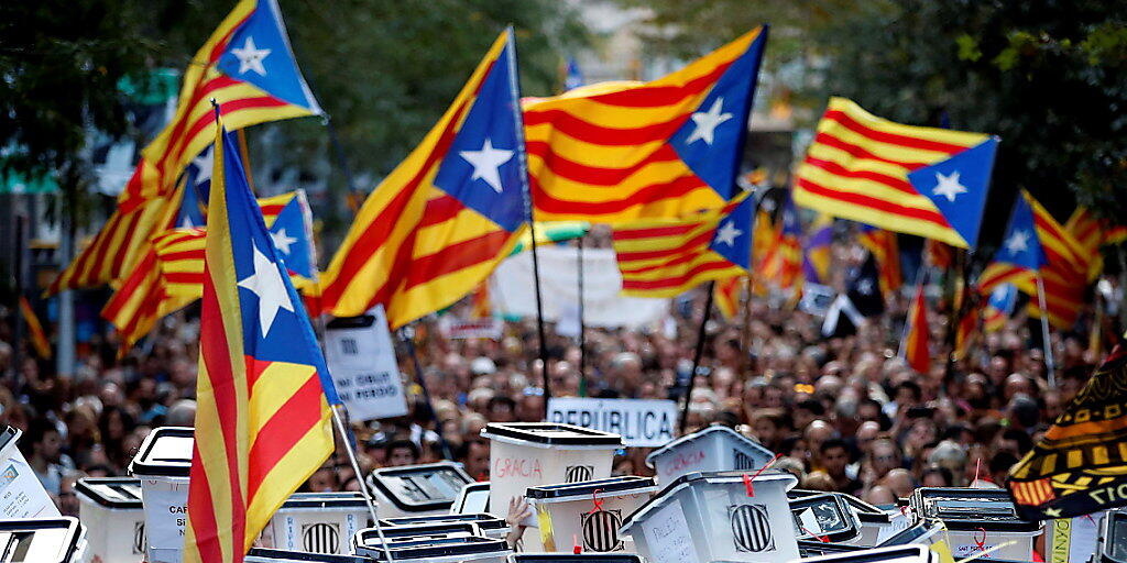 Demonstranten in Barcelona am ersten Jahrestag des von der spanischen Zentralregierung für illegal erklärten Unabhängigkeitsreferendums in Katalonien. Dieses fand am 1. Oktober 2017 statt. (Archivbild)