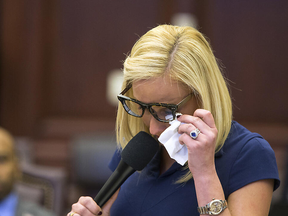 Debatte mit Tränen: Eine Senatorin in Florida wirbt mit einem emotionalen Appell an ihre Parlamentskollegen für ein neues Waffengesetz im US-Bundesstaat.
