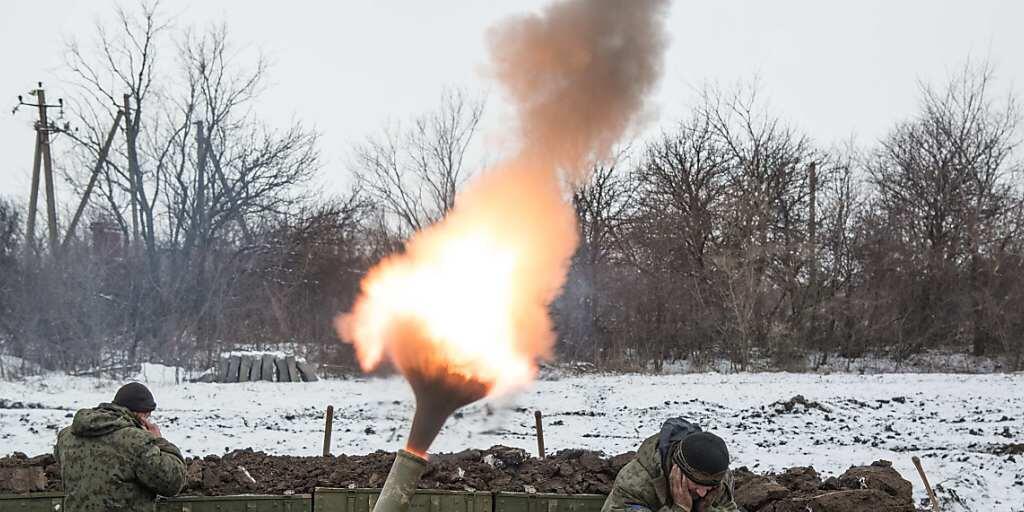 Die Schweizer Armee soll 32 Mörser-Geschütze erhalten. Im Bild der Einsatz einer Mörserwaffe in der Ukraine. (Archiv) Die Schweizer Armee soll 32 Mörser-Geschütze erhalten. Im Bild der Einsatz einer Mörserwaffe in der Ukraine. (Archiv)