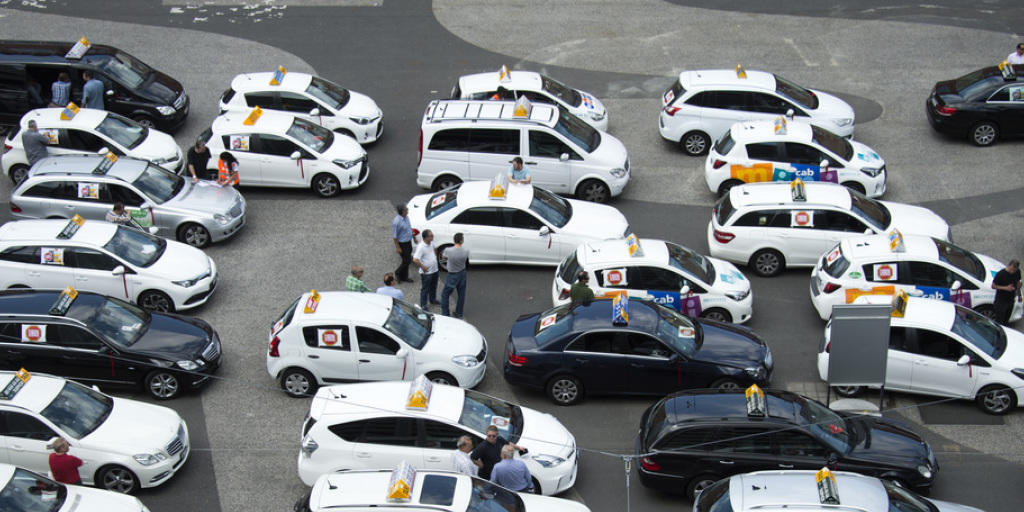 Die Taxi-Konkurrenz Uber erhitzt in der Schweiz seit langem die Gemüter. Im Bild protestieren Basler Taxifahrer gegen den Fahrdienstleister. (Archiv)