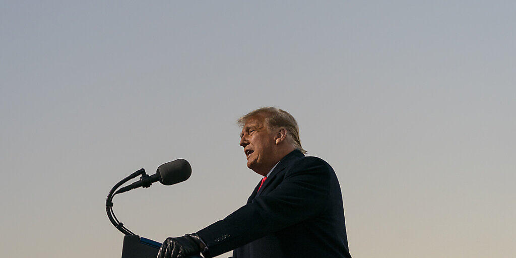 Donald Trump, Präsident der USA, spricht bei einer Wahlkampfkundgebung am internationalen Flughafen Rochester. Foto: Alex Brandon/AP/dpa