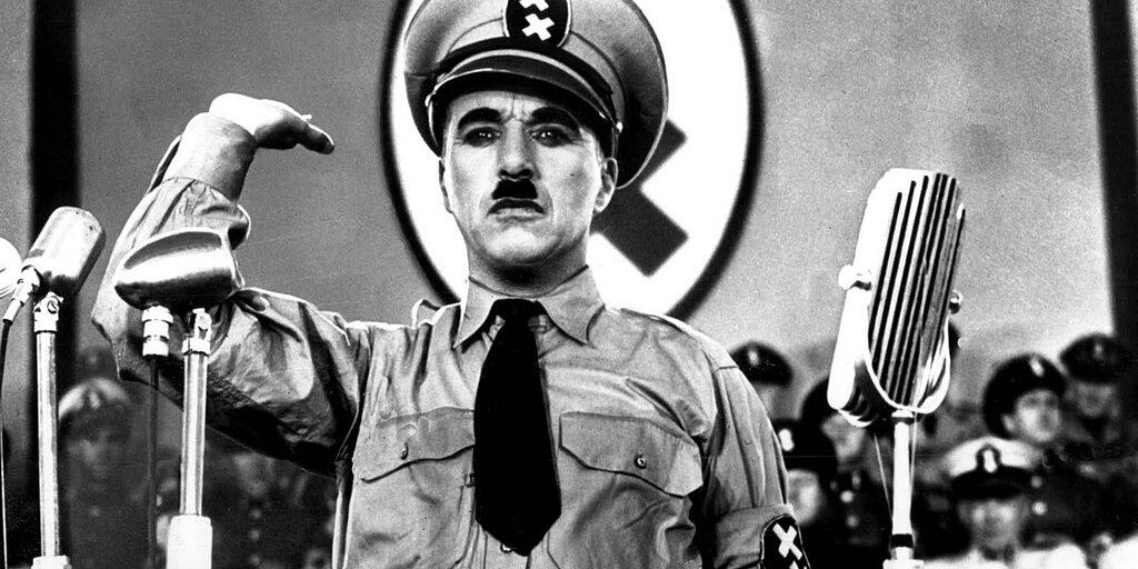 Charlie Chaplin als Adolf Hitler im Filmklassiker "Der grosse Diktator": Am (heutigen) Montag vor 40 Jahren starb der Künstler im Alter von 88 Jahren in der Schweiz.
