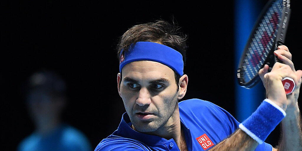 Roger Federer fokussiert den Ball.