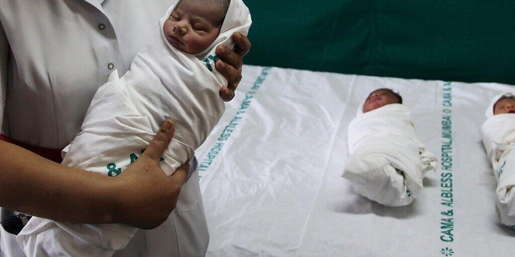 Neugeborene im Albless Hospital in Mumbai. Die Gefahr ist gross, dass eins von ihnen den ersten Monat wegen der Luftverschmutzung nicht überlebt. 116'000 indische Säuglinge sind letztes Jahr deswegen gestorben. (Archivbild)