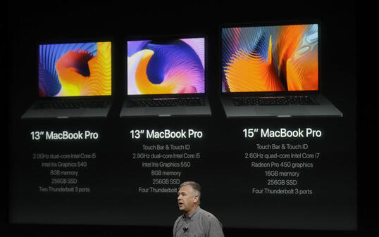 Marketing-Chef Phil Schiller am Donnerstag bei der Vorstellung des neuen MacBook Pro von Apple.