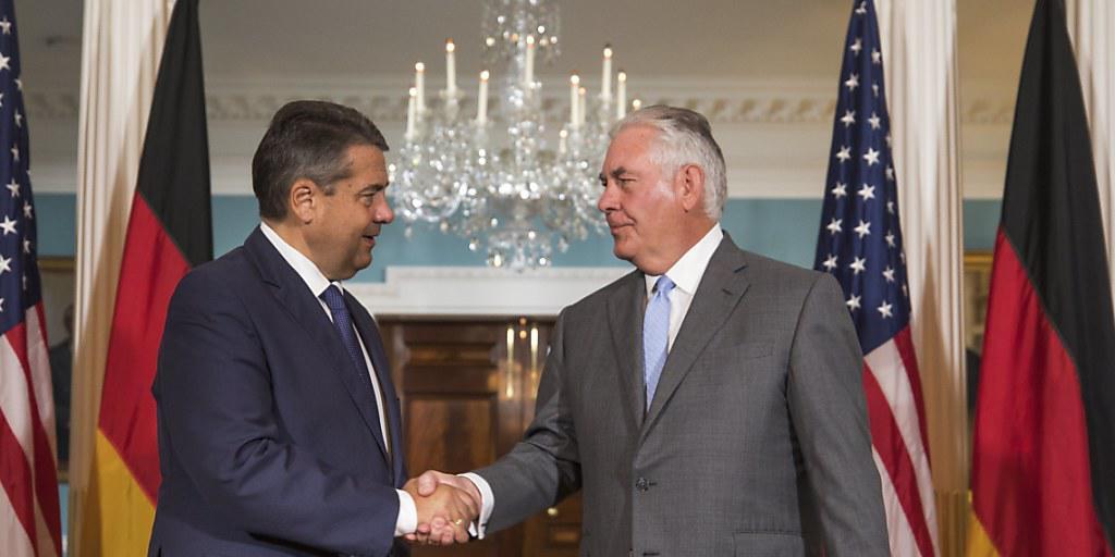 Der deutsche Aussenminister Gabriel (links) mit seinem US-Amtskollegen Tillerson vor den Medien im State Department in Washington.