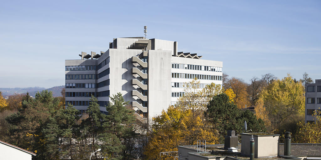 Das Zieglerspital in Bern wird zuerst vom Kanton Bern für die Unterbringung von Asylsuchenden genutzt. Mitte 2016 soll dann das Bundesasylzentrum öffnen. Die Bevölkerung auch der in unmittelbarer Nachbarschaft gelegenen Gemeinde Köniz steht den Plänen mehrheitlich positiv gegenüber. Das Zieglerspital in Bern wird zuerst vom Kanton Bern für die Unterbringung von Asylsuchenden genutzt. Mitte 2016 soll dann das Bundesasylzentrum öffnen. Die Bevölkerung auch der in unmittelbarer Nachbarschaft gelegenen Gemeinde Köniz steht den Plänen mehrheitlich positiv gegenüber.